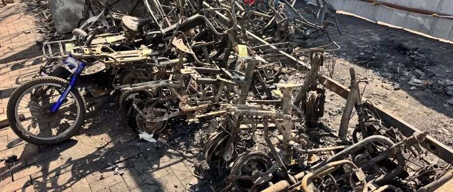 大风吹倒电动自行车，扶正充电后起火！